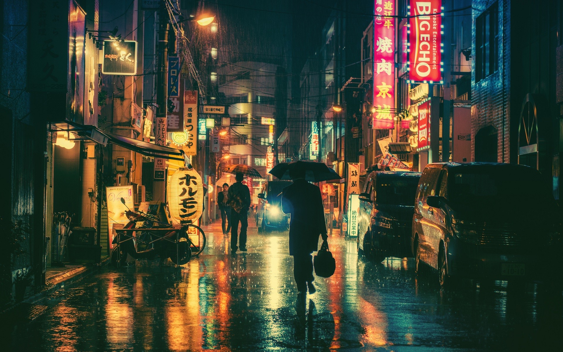 Homme avec parapluie dans rue du Japon